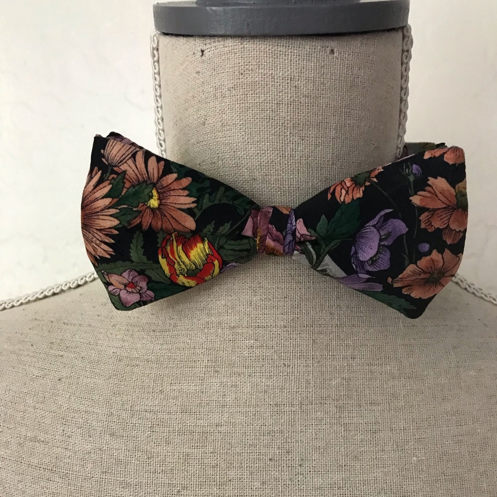 All silk adjustable floral bow tie